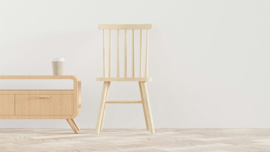 ものが少ないシンプルな部屋に木製の椅子とサイドボード