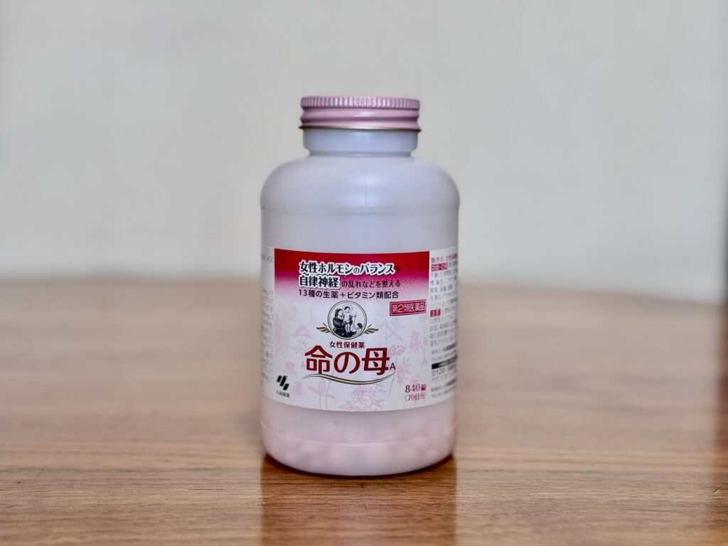 木のテーブルに置かれた命の母A