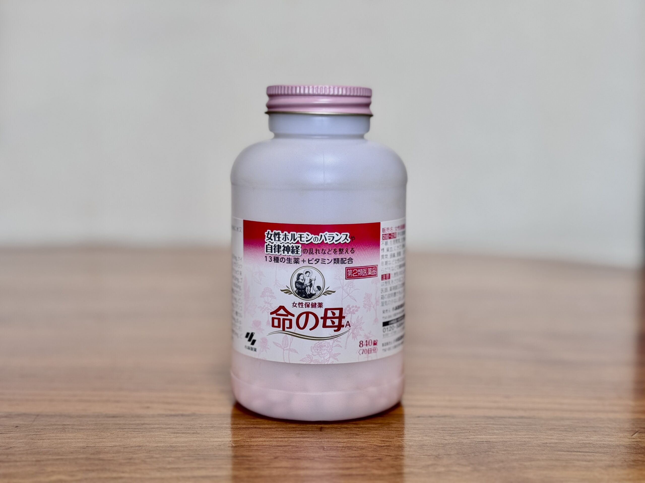 木のテーブルに置かれた命の母A