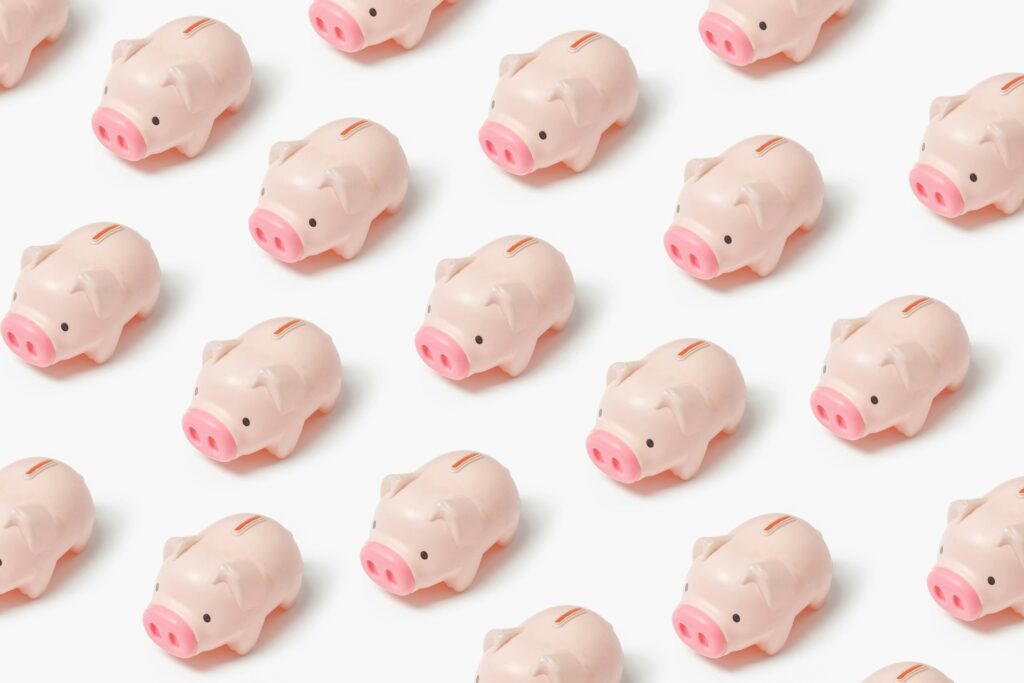 ピンクの豚の貯金箱がいくつも並ぶパターン画像
