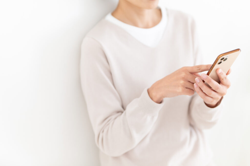 スマホを操作する女性