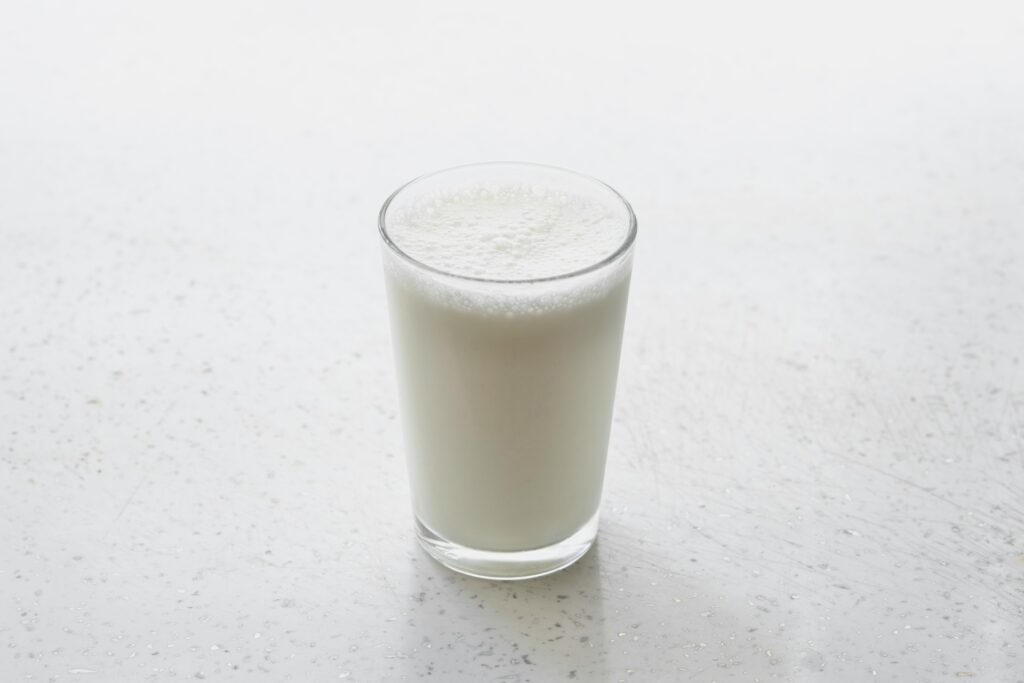 グラスに注がれた無調整豆乳