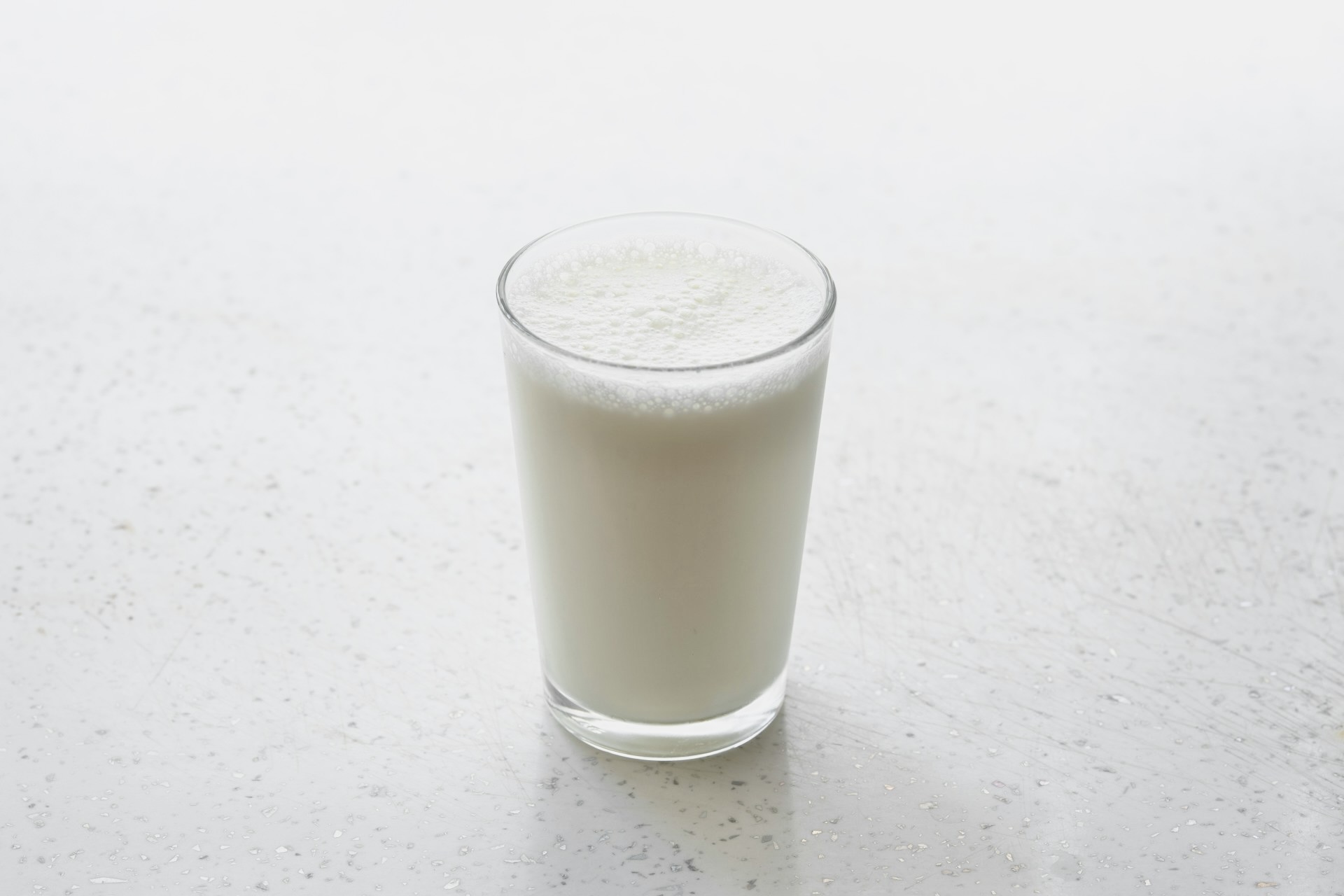 グラスに注がれた無調整豆乳