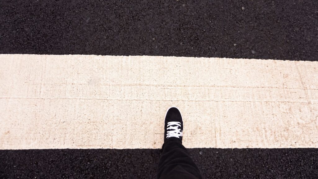 横断歩道を渡る足元