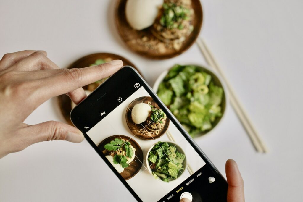 スマホで料理を撮影する手元