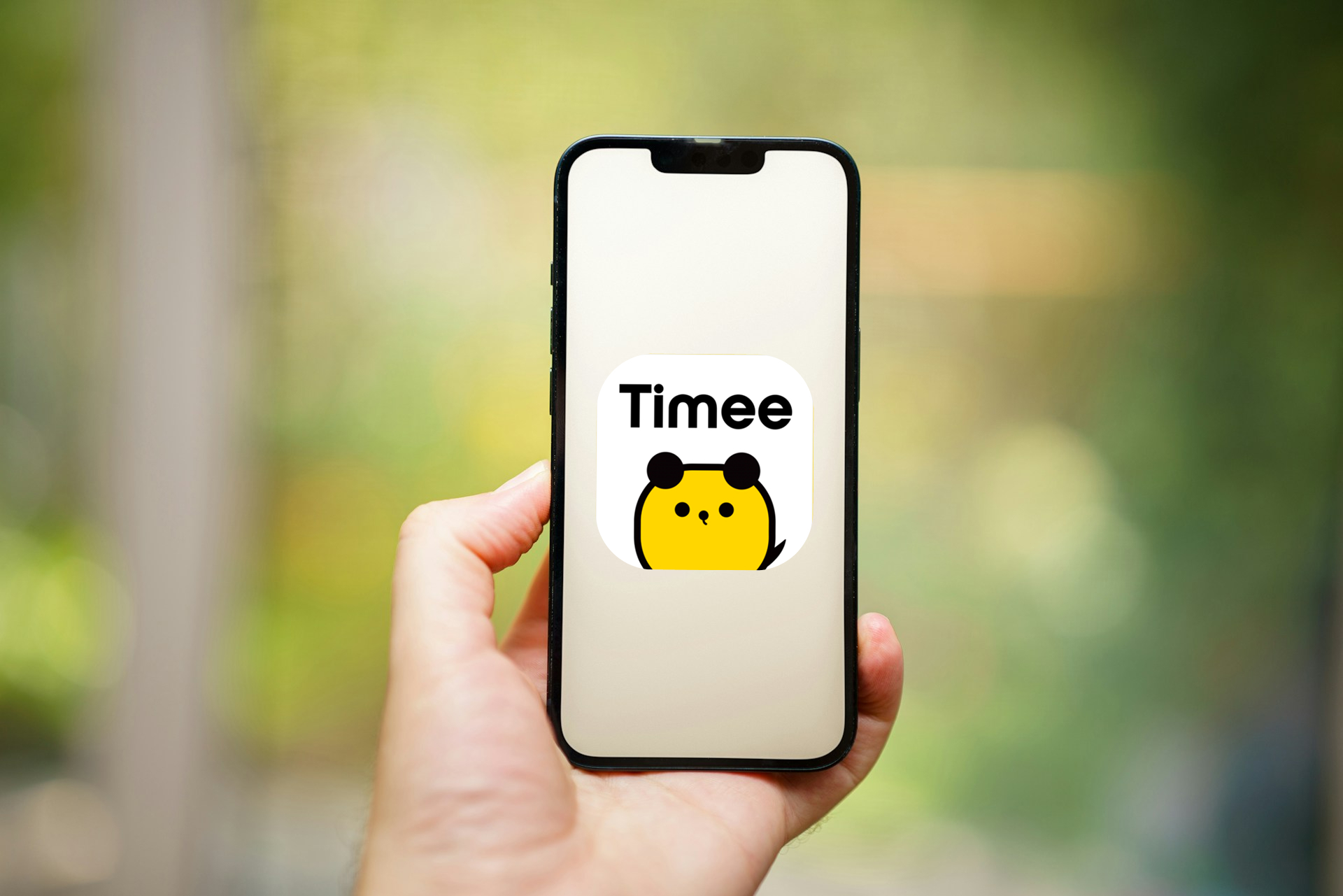 手に持ったスマートフォンに表示されたタイミーアプリのロゴ